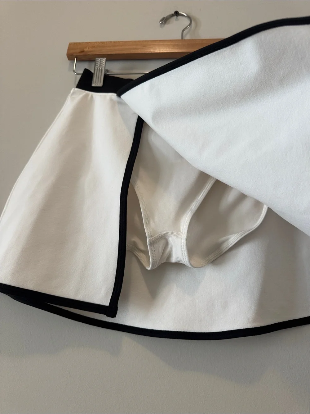 NEW WITH TAGS | ALO Yoga White Mini Skort with Black Trim